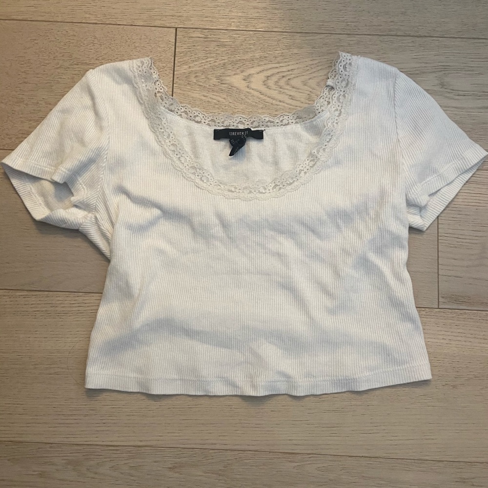 CROPPED WHITE LACE TEE